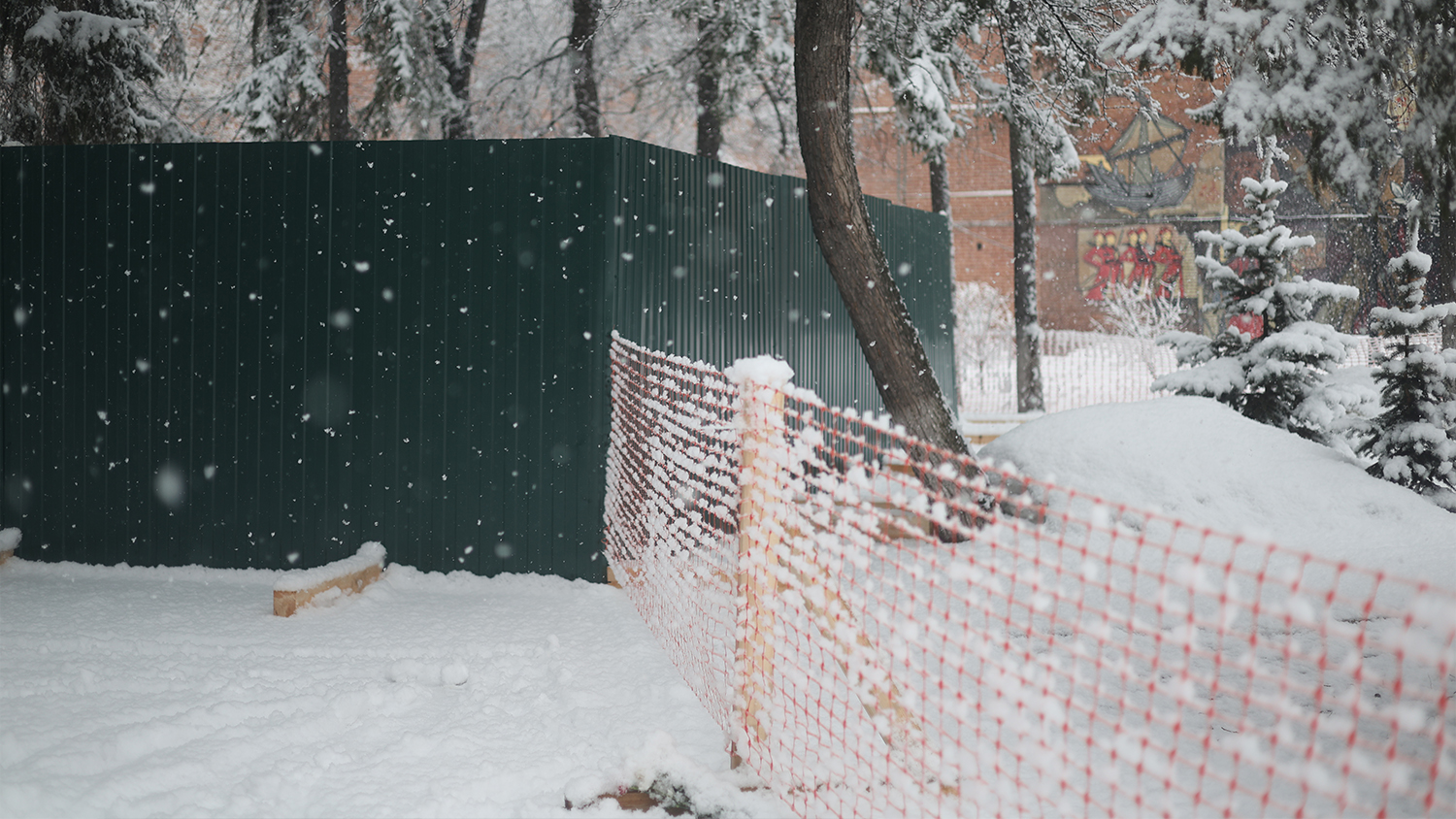 The fenced-off memorial site can be easily bypassed from all sides.