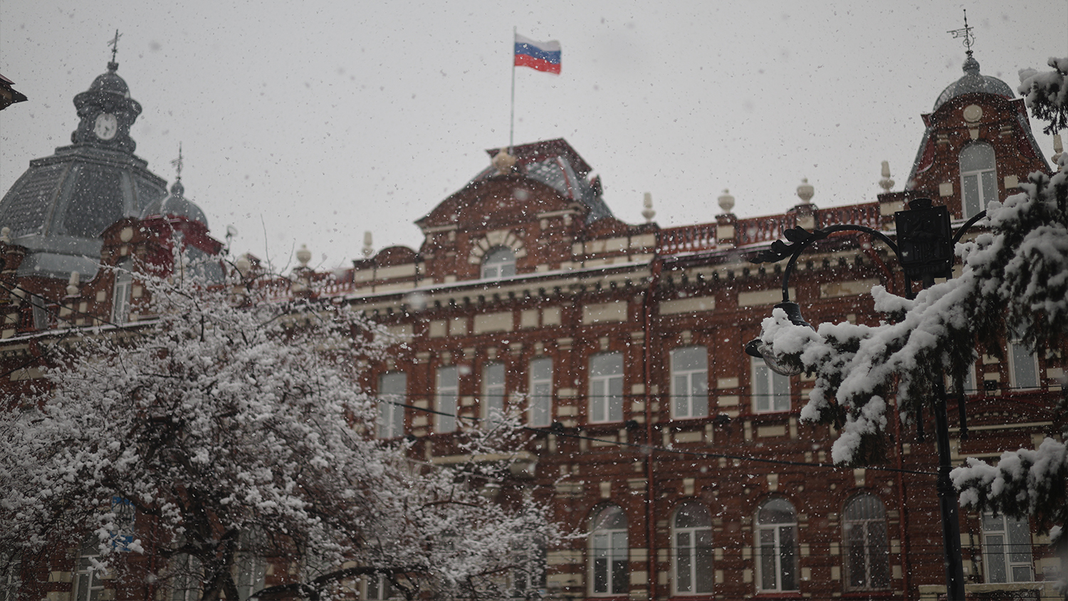 The Tomsk city administration building, located directly opposite the dismantled memorial site.