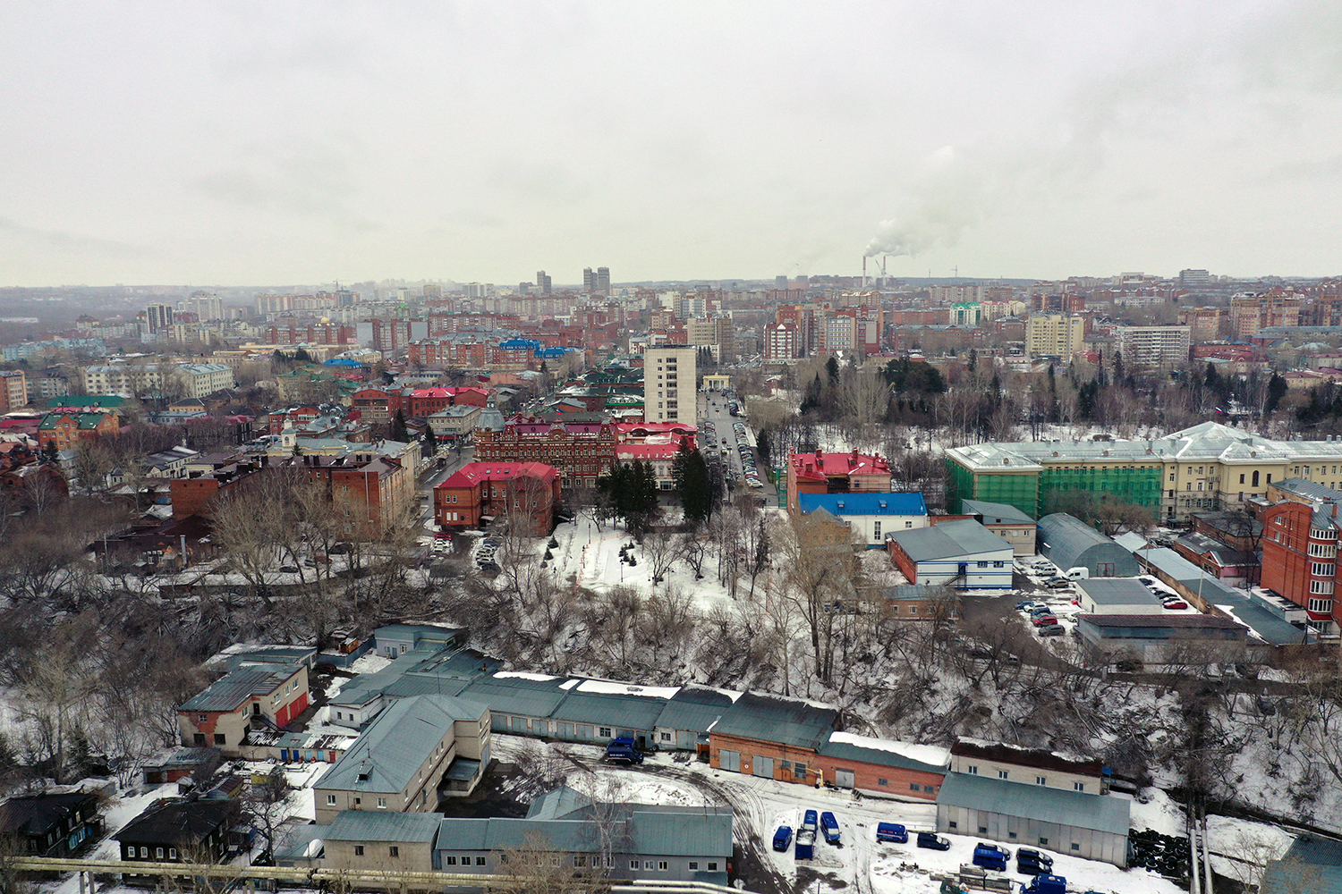 At the center is the park where the Stone of Sorrow memorial was dismantled. To the right is the garage complex — formerly of the NKVD, now part of the Ministry of Internal Affairs of the Russian Federation. Below the slope is the central storage facility of the Tomsk branch of Russian Post. The terrain appears stable, with no visible evidence of the collapse risk cited in the official explanation.