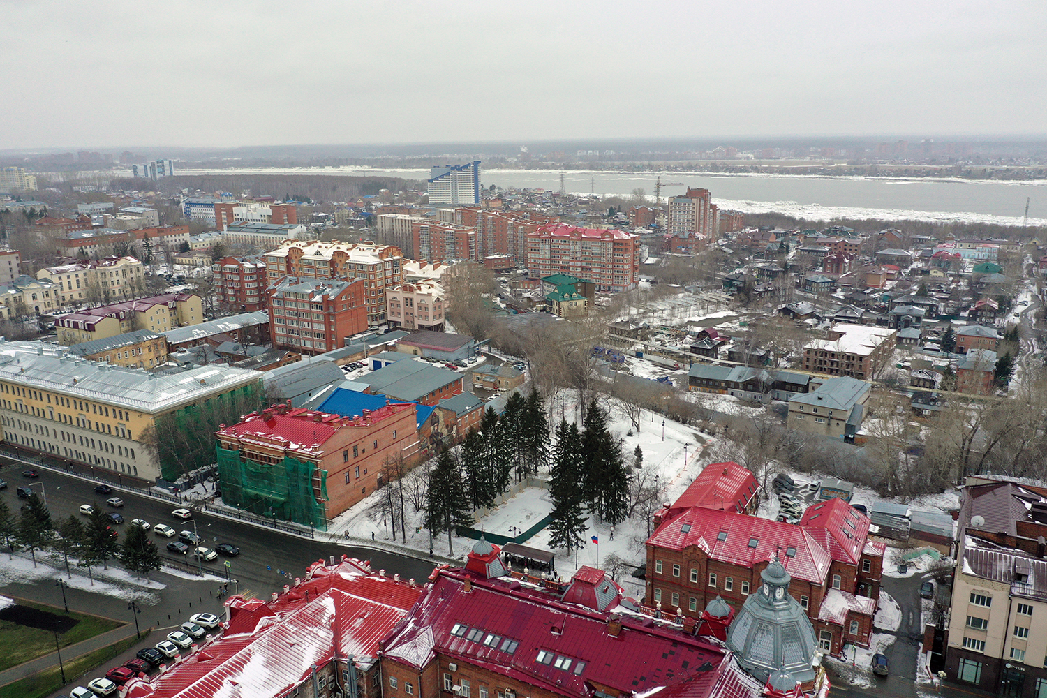 The same site from a different angle, viewed from the Tomsk city administration side. The slope appears stable, with no visible evidence of the collapse risk cited in the official explanation.