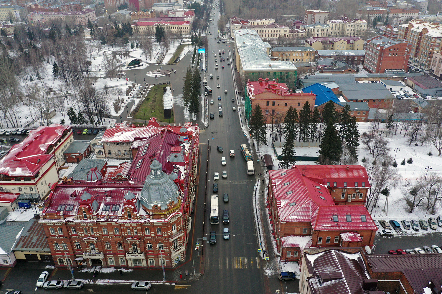 Central Tomsk. To the right is the park where the Stone of Sorrow memorial was dismantled; to the left is the city administration building. The park is framed on both sides by former NKVD buildings — now a children’s art school and the NKVD Museum.